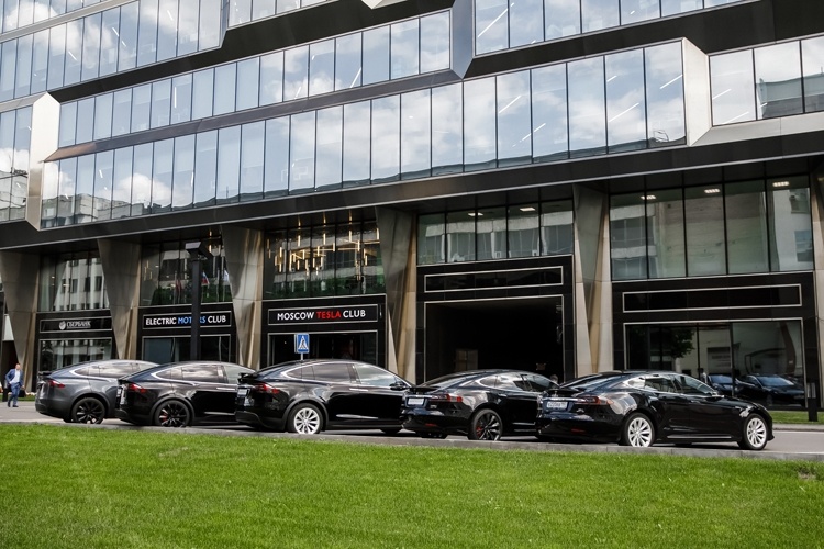 В Москве заработал сервис аренды электромобилей Tesla: 120 000 рублей за три дня